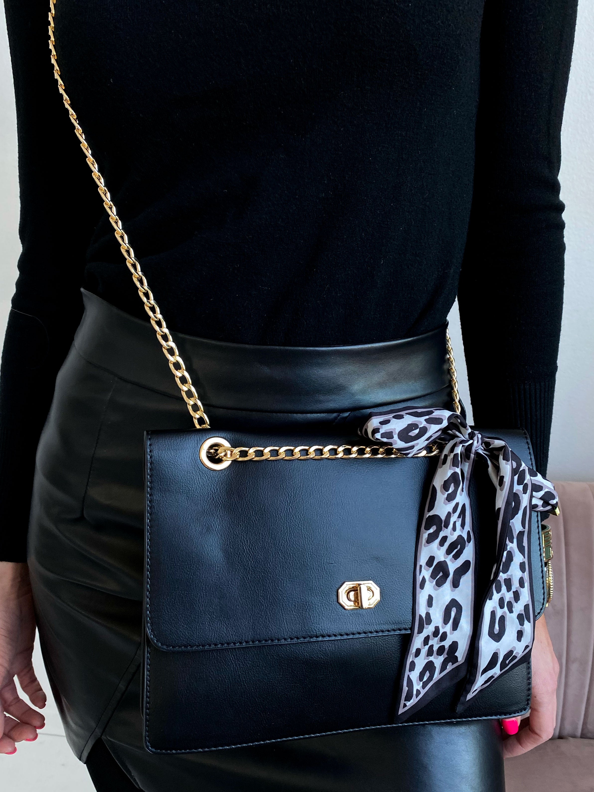 Krestine - Kuverttaske med guldkæde og leopard tørklæde